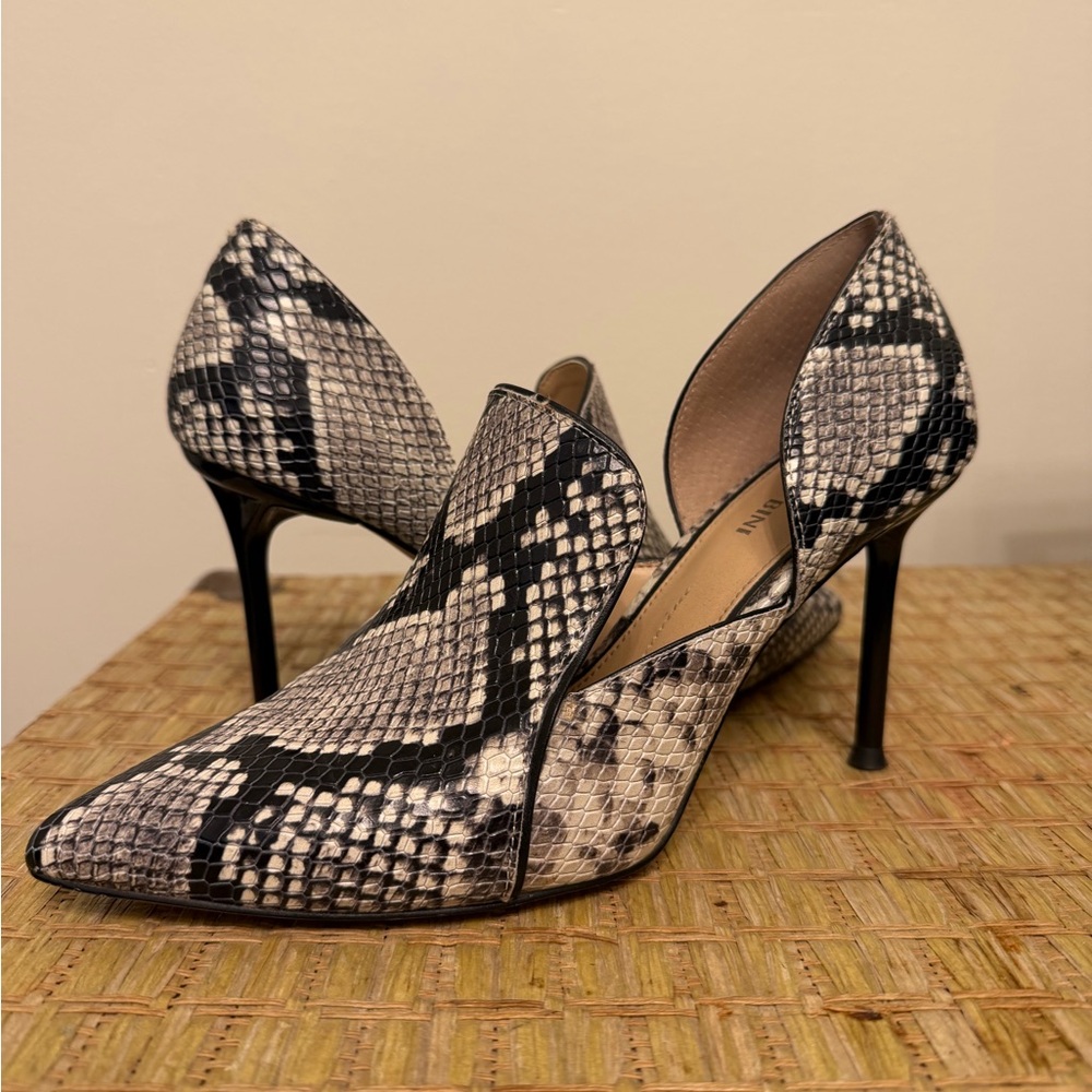 Gianni Bini Black and Gray Snakeskin Heels